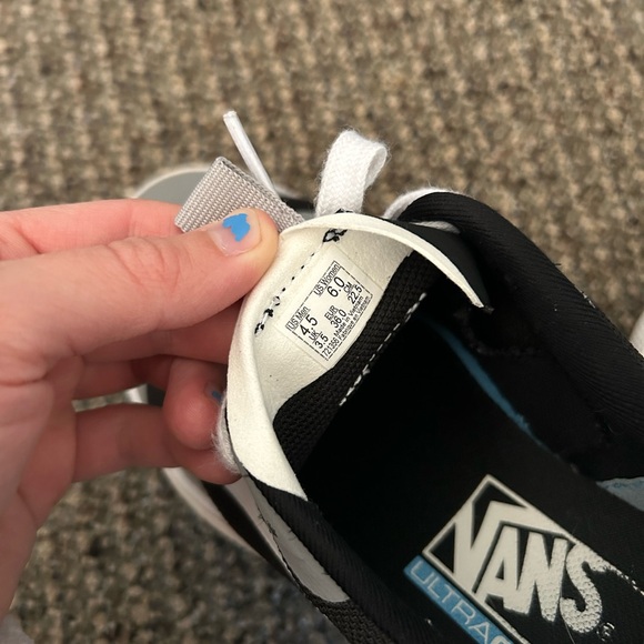 Vans - Picture 5 of 6